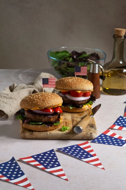 Bezpłatne zdjęcie burgery z flagą usa na układ drewnianych desek