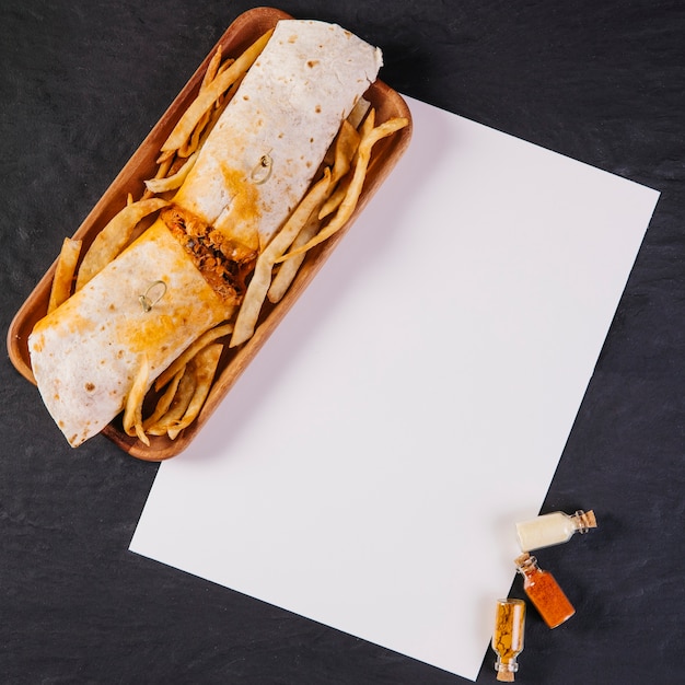 Burrito w pobliżu kartki papieru