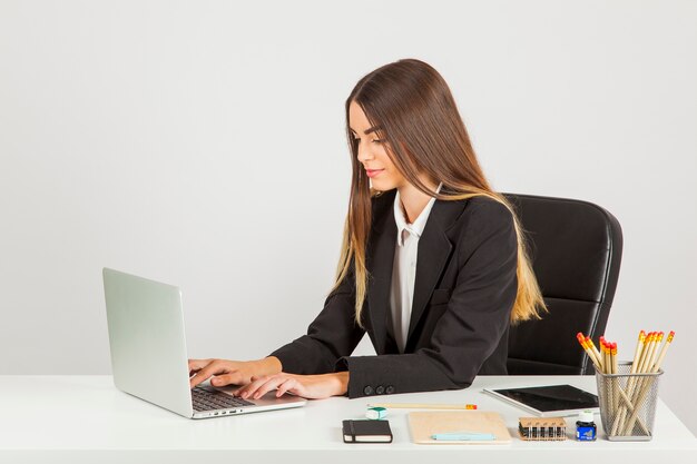 Businesswoman ciężko pracuje