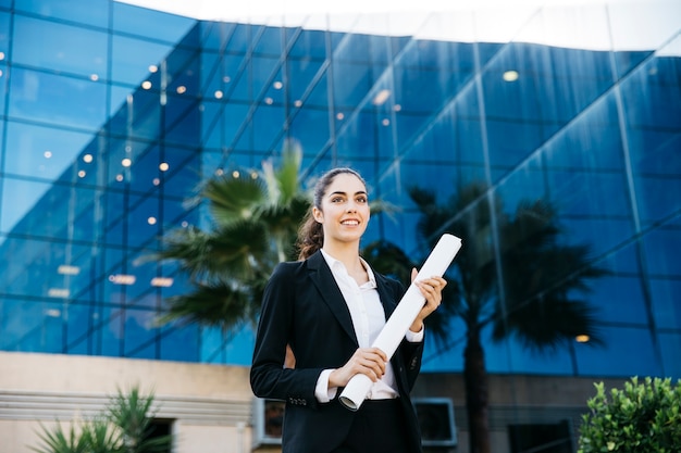 Businesswoman na zewnątrz