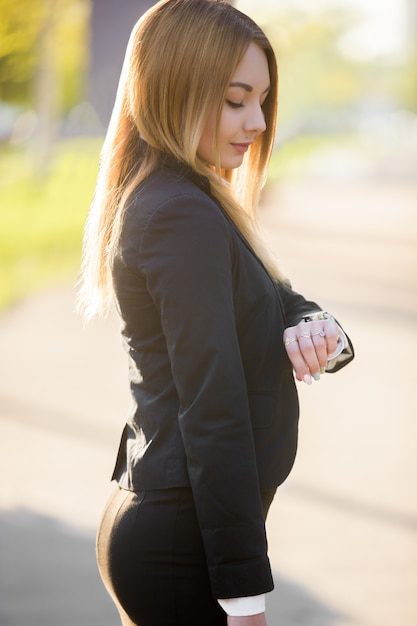 Businesswoman patrząc na zegarek