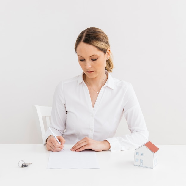 Businesswoman podpisania umowy na dokument sprzedaży nowego domu