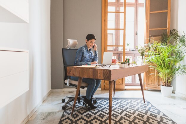 Businesswoman pracy podczas rozmowy przez telefon