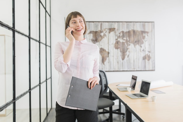 Bezpłatne zdjęcie businesswoman robi rozmowę telefoniczną