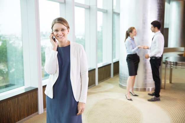 Businesswoman rozmawia przez telefon w biurze 1