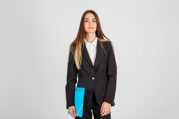 Bezpłatne zdjęcie businesswoman smiley posing z folderu