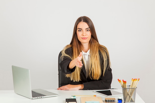 Businesswoman uścisk dłoni