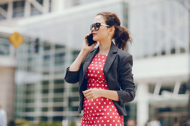 businesswoman w letnim mieście