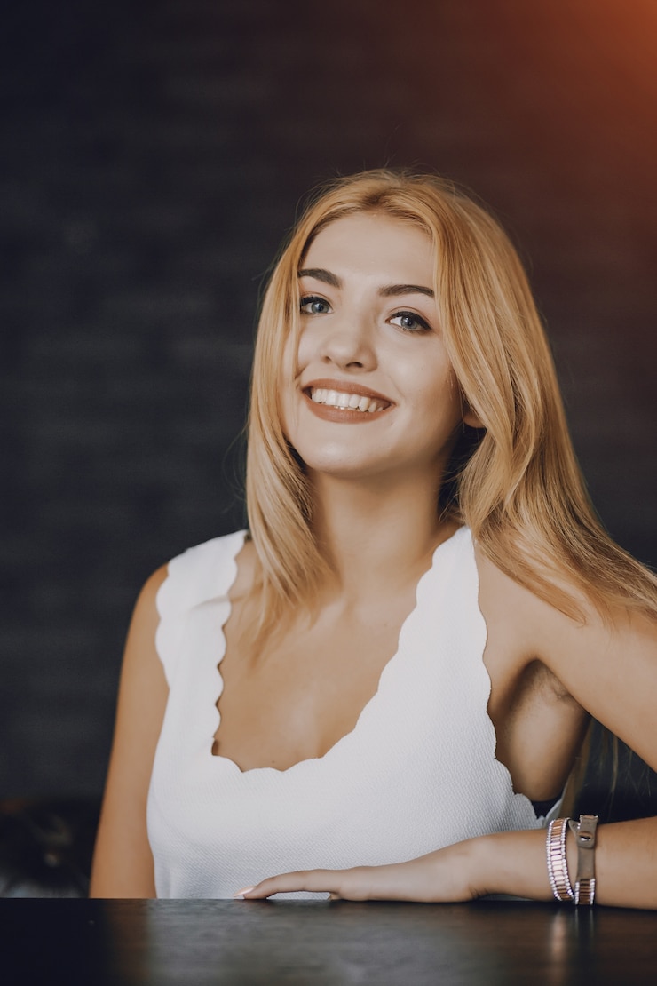 Bezpłatny plik Zdjęcie businesswoman w restauracji