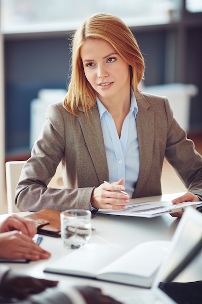 Businesswoman zwracając uwagę