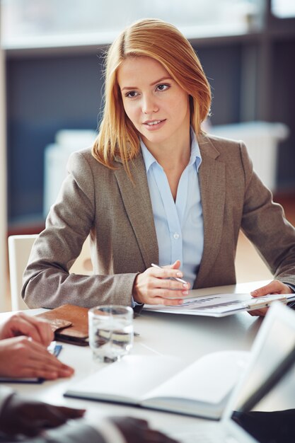 Businesswoman zwracając uwagę