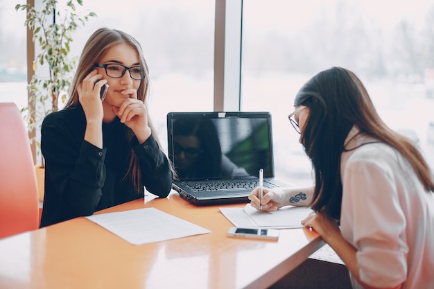 Businesswomen w pakiecie office