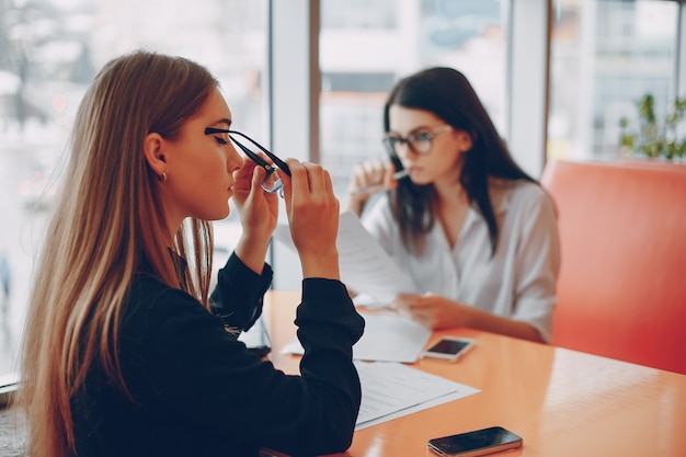 Businesswomen w pakiecie office