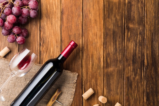 Butelka czerwonego wina i winogron