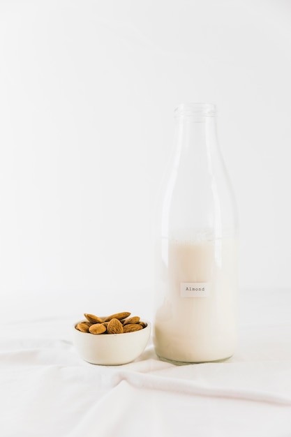 Bezpłatne zdjęcie butelka mleka i orzechów