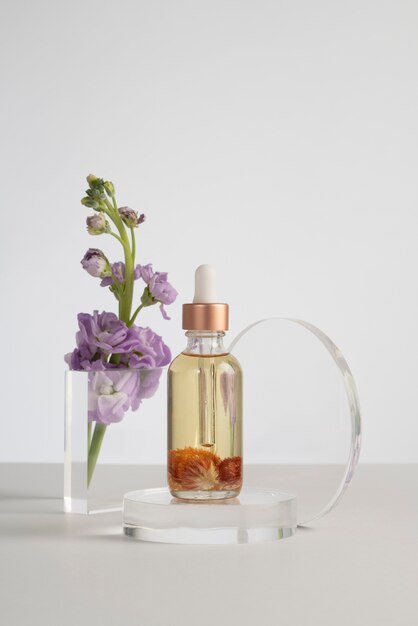 Butelka na serum i kompozycja kwiatowa