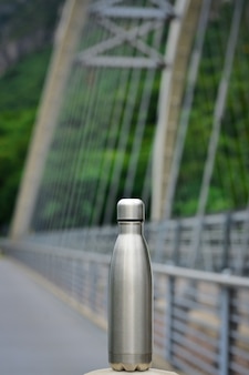Butelka na wodę wielokrotnego użytku ze stali nierdzewnej butelka na wodę wielokrotnego użytku na moście