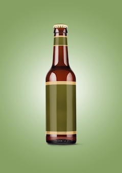 Butelka piwa makieta z pustą etykietą na zielonym tle. koncepcja oktoberfest.