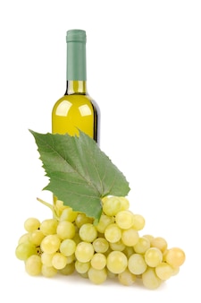 Butelka wina białego i winogron na białym tle