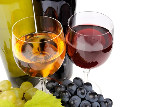 Butelka wina, szkło i winogrona na białym tle
