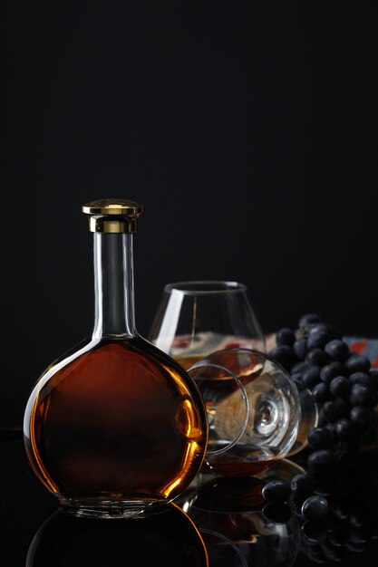 Butelka wina z czara i winogronami