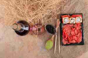 Bezpłatne zdjęcie butelka wina z lampką i sushi na płótnie