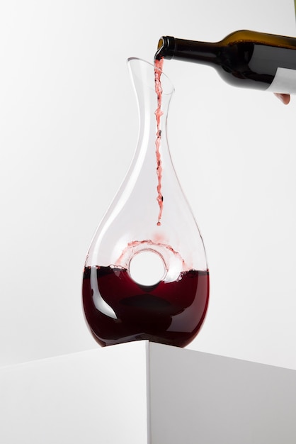 Butelka wlewająca czerwone wino do karafki
