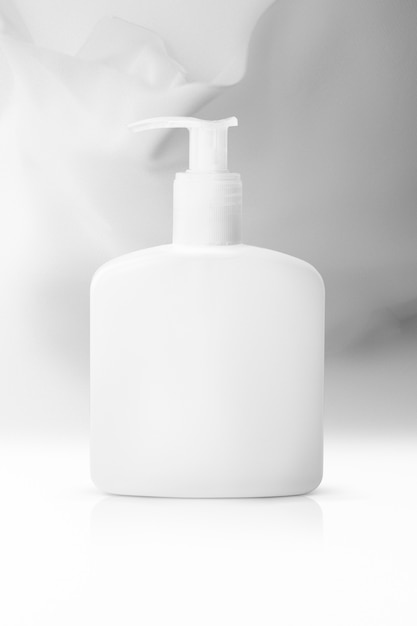Bezpłatne zdjęcie butelka z pompką z miejscem na kopię kremu i balsamu pod prysznic