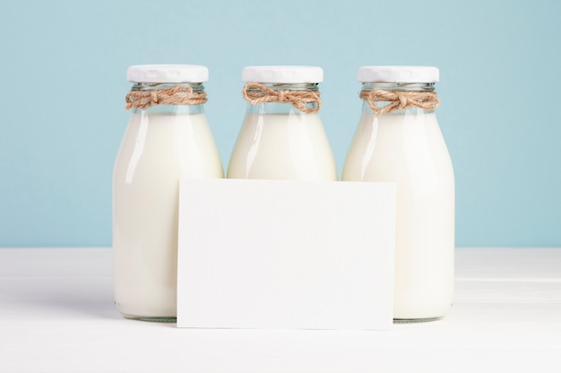 Bezpłatne zdjęcie butelki mleka i karta przestrzeni kopii