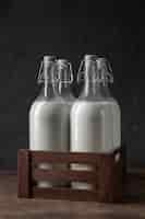 Bezpłatne zdjęcie butelki mleka, ustawienie martwej natury.