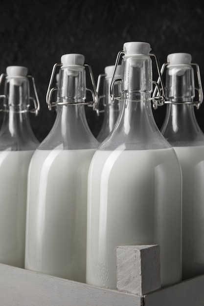 Butelki mleka, ustawienie martwej natury.