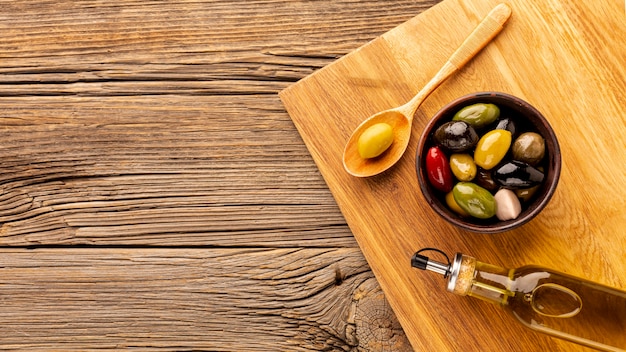 Butelki oliwy z oliwek miska i drewnianą łyżką z miejsca kopiowania