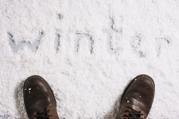 Bezpłatne zdjęcie buty w pobliżu zimy tytuł na powierzchni śniegu