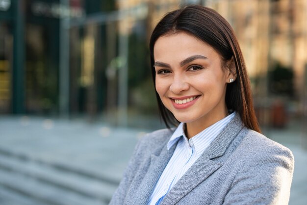 Buźka bizneswoman pozuje na zewnątrz