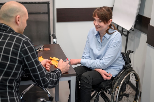 Buźka interesu na wózku inwalidzkim
