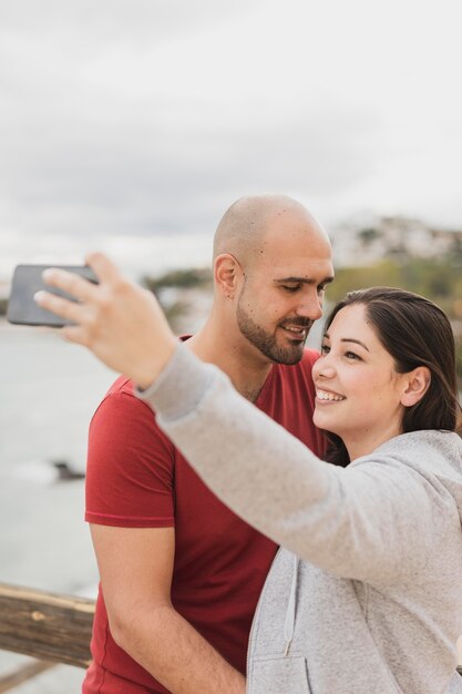 Bezpłatne zdjęcie buźka para przy selfie