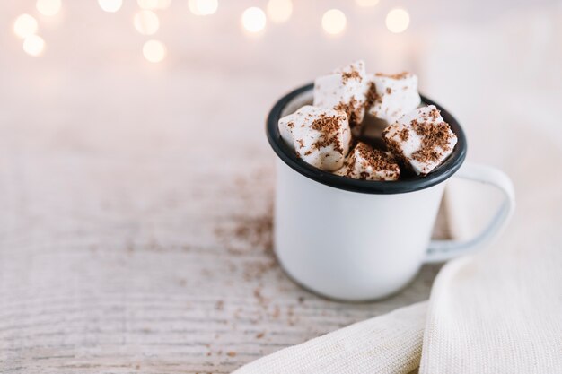 Cacao z marshmallows w filiżance