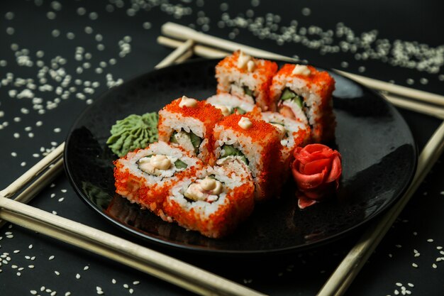 California roll krab ser śmietankowy imbir wasabi widok z boku