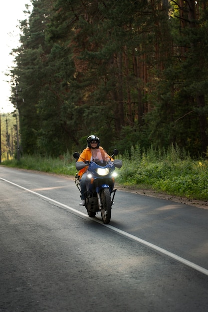 Całkowite ujęcie chłodnej starej kobiety na motocyklu.