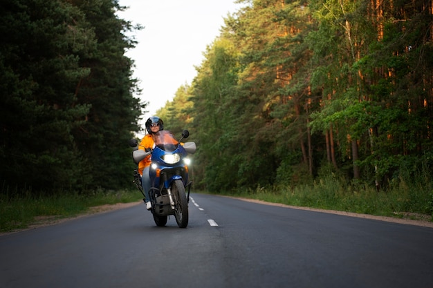 Bezpłatne zdjęcie całkowite ujęcie chłodnej starej kobiety na motocyklu.