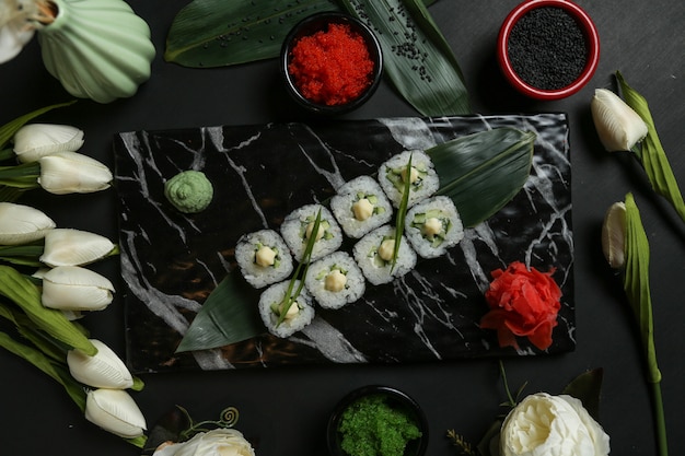 Bezpłatne zdjęcie cappa maki ogórek ryżowy imbir wasabi