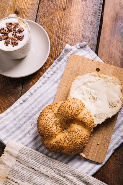 Cappuccino kawa i chlebowy plasterek z serem na ciapanie desce nad stołem