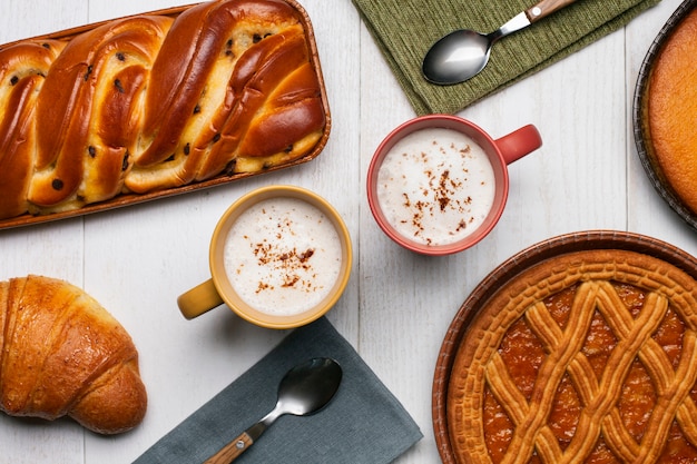 Bezpłatne zdjęcie cappucinos z asortymentem ciast