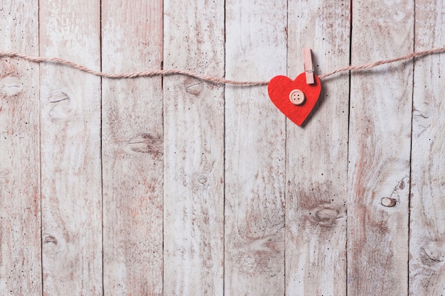 Carta con un corazón colgando de una Cuerda