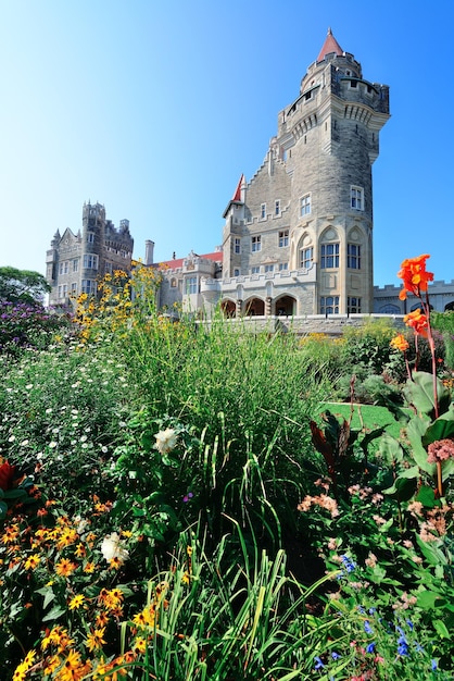 Bezpłatne zdjęcie casa loma w toronto z błękitnym niebem