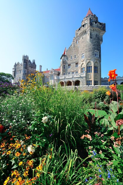 Casa Loma w Toronto z błękitnym niebem