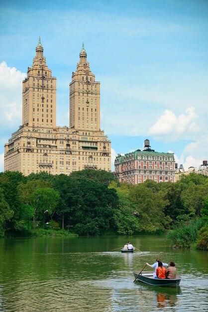 Central Park Spring z łodzią w centrum Manhattanu w Nowym Jorku