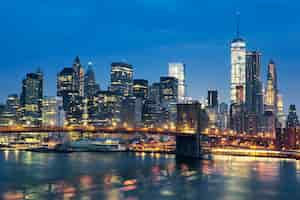 Bezpłatne zdjęcie centrum nowego jorku na manhattanie o zmierzchu z brooklyn bridge. usa.