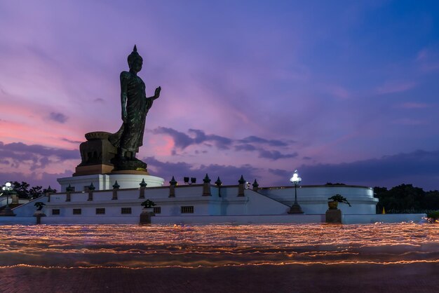 Ceremonia procesji ze świecami wokół posągu Buddy o zmierzchu w dzień Vesak lub urodziny Buddy w parku buddyjskim Phuttha Monthon Nakhon Pathom Tajlandia