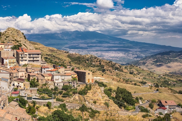 Bezpłatne zdjęcie cesaro, miasta bronte i wulkan etna. sycylia, włochy